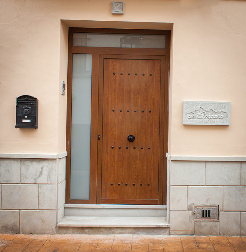 Puerta principal de la casa | Casa Rural Amparo