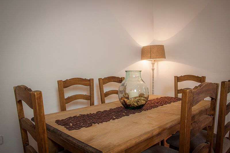 Mesa estilo rústico del comedor | Casa Rural Amparo