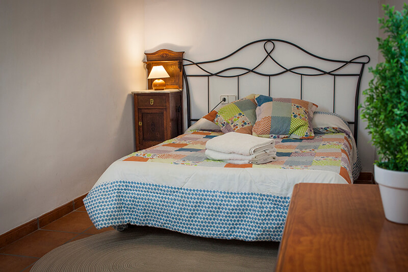 Dormitorio cama matrimonio de la segunda planta | Casa Rural Amparo
